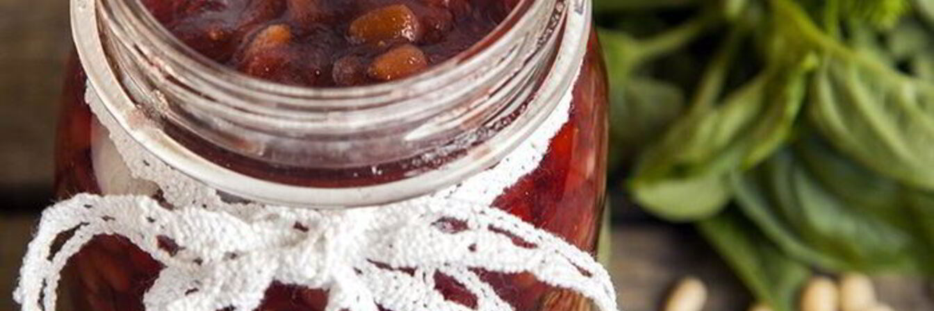 Клубничный джем с базиликом и кедровыми орешками