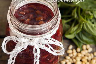 Клубничный джем с базиликом и кедровыми орешками