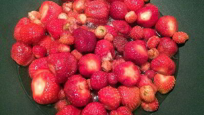 клубничный джем с базиликом и кедровыми орешками