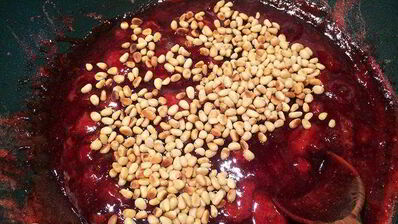 клубничный джем с базиликом и кедровыми орешками