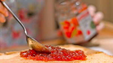 швейцарский рулет с малиновым джемом