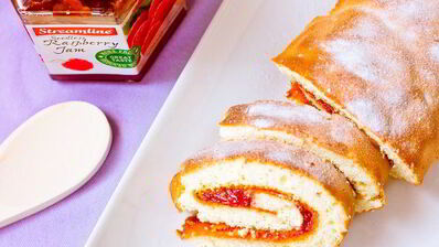 швейцарский рулет с малиновым джемом