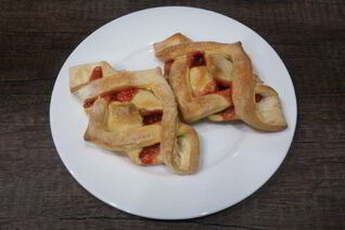 Слоеные булочки с малиновым джемом