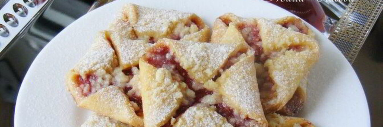 Творожные конвертики с клубничным джемом и крошкой