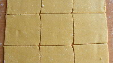 творожные конвертики с клубничным джемом и крошкой