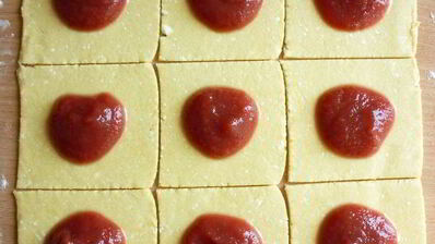 творожные конвертики с клубничным джемом и крошкой