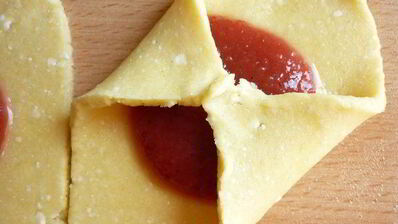 творожные конвертики с клубничным джемом и крошкой