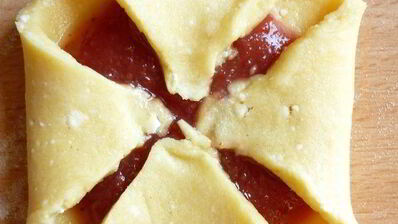 творожные конвертики с клубничным джемом и крошкой