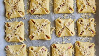 творожные конвертики с клубничным джемом и крошкой