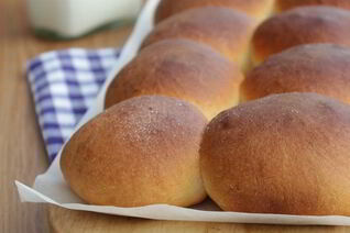 Ванильные сдобные булочки с джемом