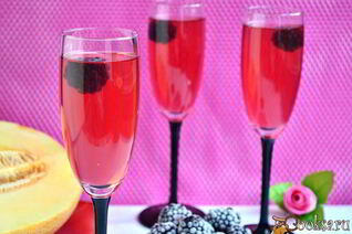 Компот из дыни и ежевики