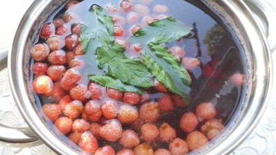 компот из клубники и черешни с мятой