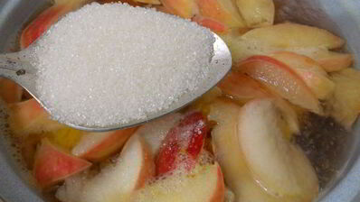 компот из слив и яблок с листьями малины