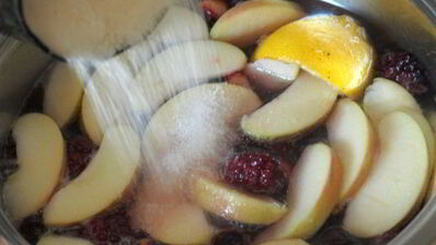 компот из терна, яблок и ежевики с мятой и лимоном