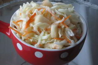 Быстрая маринованная капуста с яблоками и медом