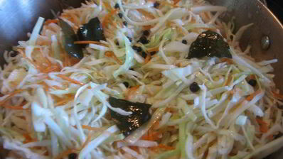 быстрая маринованная капуста с яблоками и медом