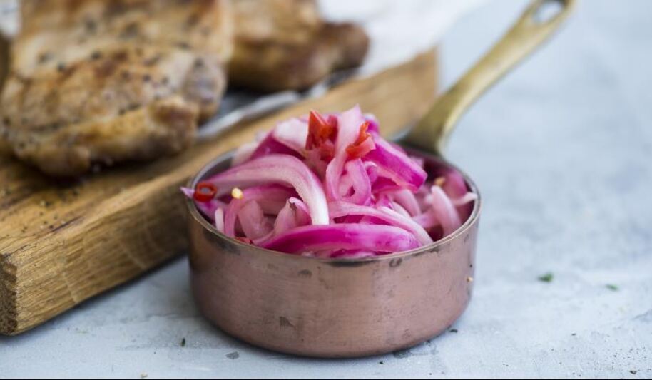 Рецепт маринованного острого лука к мясу