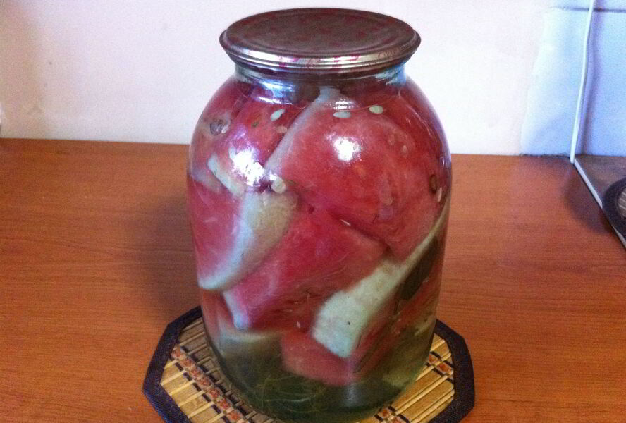 Маринованные дольки арбуза