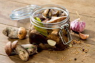 Маринованные подберезовики и подосиновики