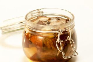 Маринованные подосиновики с можжевельником