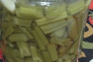 Маринованные стебли сельдерея