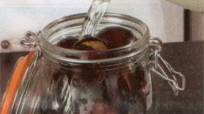 слива, маринованная чесноком