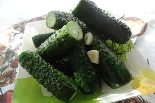 Хрустящие малосольные огурчики