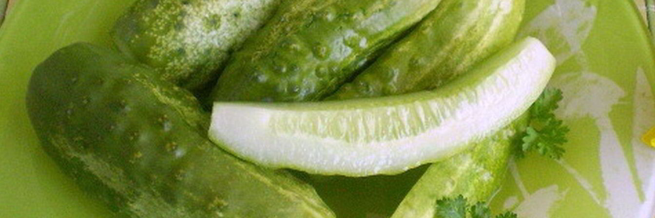 Малосольные огурчики в кастрюле