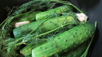 малосольные огурчики в минеральной воде