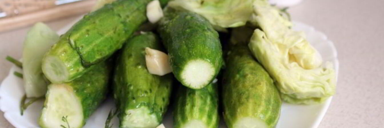 Малосольные огурцы с молодой капустой