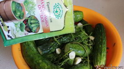 малосольные огурцы с молодой капустой