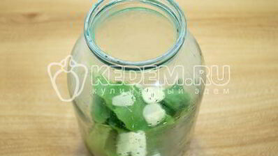 малосольные огурцы в банке