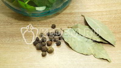 малосольные огурцы в банке