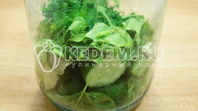 малосольные огурцы в банке