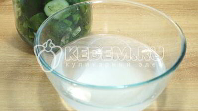 малосольные огурцы в банке