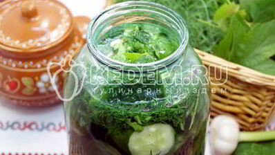 малосольные огурцы в банке