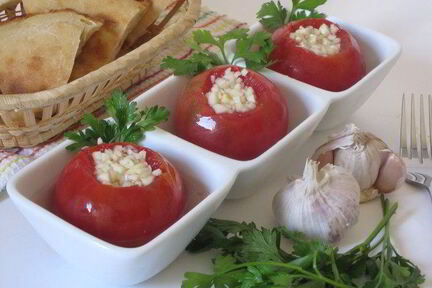 Малосольные помидоры с чесноком