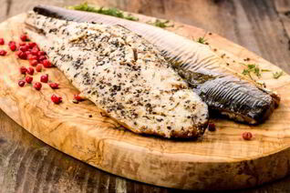 Соленая скумбрия с розовым перцем