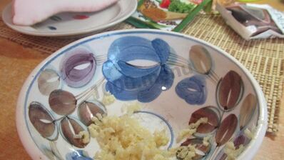 соленое сало с перцем и чесноком