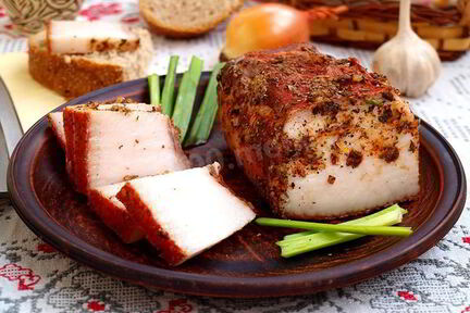 Соленое сало в луковой шелухе