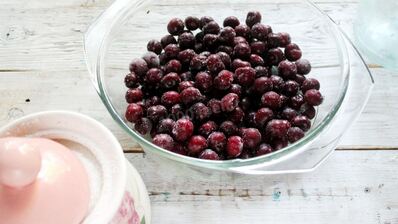 густое варенье из вишни с косточкой