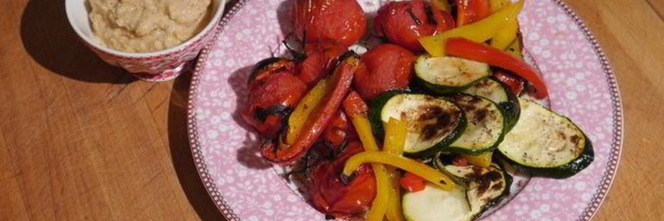 Запеченные овощи и хумус с вялеными помидорами