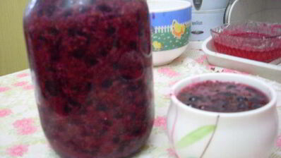 желе с ягодками на зиму — толченая черная смородина с сахаром