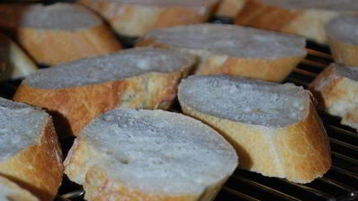 брускетта с помидорами