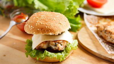 бургер с куриной грудкой