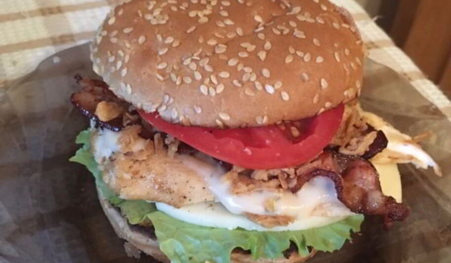 Рецепт бургера с курицей, беконом, сыром и чесночным соусом