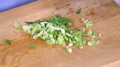 бургеры с креветками и зеленым луком