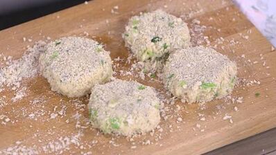 бургеры с креветками и зеленым луком