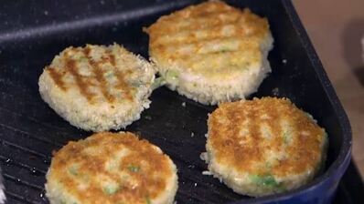 бургеры с креветками и зеленым луком