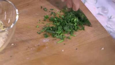 бургеры с креветками и зеленым луком